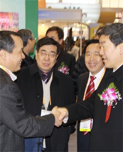 周庆锋董事长向农业部牛盾副部长汇报蓝颜
产业发展情况